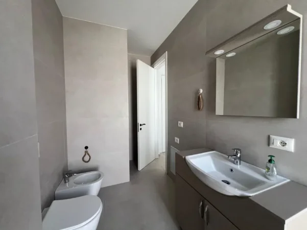 Tirane, jepet me qera apartament 3+1+Ballkon Kati 2, 160 m² 1.450 € (Liqeni i Thatë)
