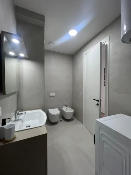 Tirane, jepet me qera apartament 3+1+Ballkon Kati 2, 160 m² 1.450 € (Liqeni i Thatë)