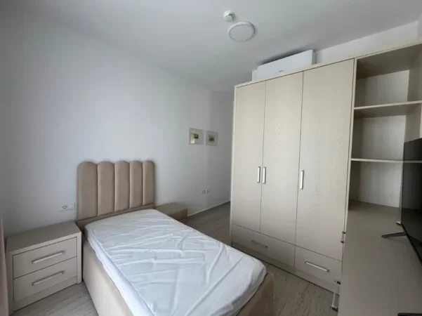 Tirane, jepet me qera apartament 3+1+Ballkon Kati 2, 160 m² 1.450 € (Liqeni i Thatë)