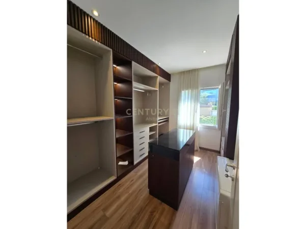 Tirane, shitet Vile 4+1 Kati 3, 561 m² 1.550.000 € (long hill residence)