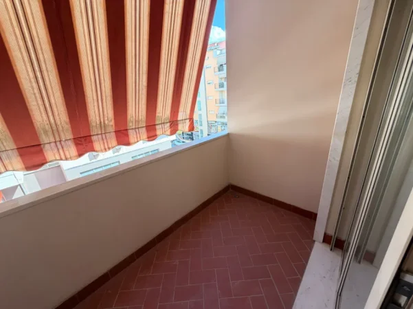 Tirane, jepet me qera apartament 2+1+Ballkon Kati 2, 110 m² 1.000 € (Komuna e Parisit)