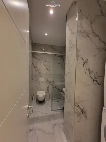 Tirane, jepet me qera Vile 1+1+Ballkon Kati 1, 60 m² 580 € (rruga e durresit)