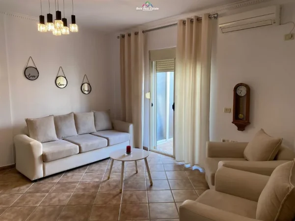 Tirane, jepet me qera apartament 1+1+Ballkon Kati 3, 70 m² 370 € (fresku)