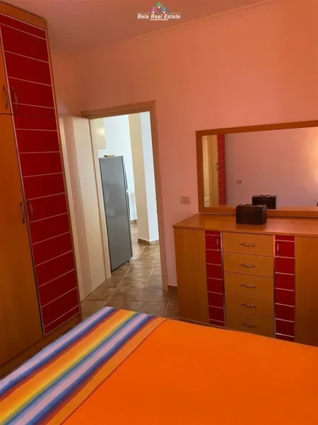 Tirane, jepet me qera apartament 1+1+Ballkon Kati 3, 70 m² 370 € (fresku)