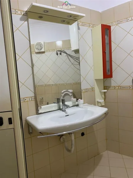 Tirane, jepet me qera apartament 1+1+Ballkon Kati 3, 70 m² 370 € (fresku)