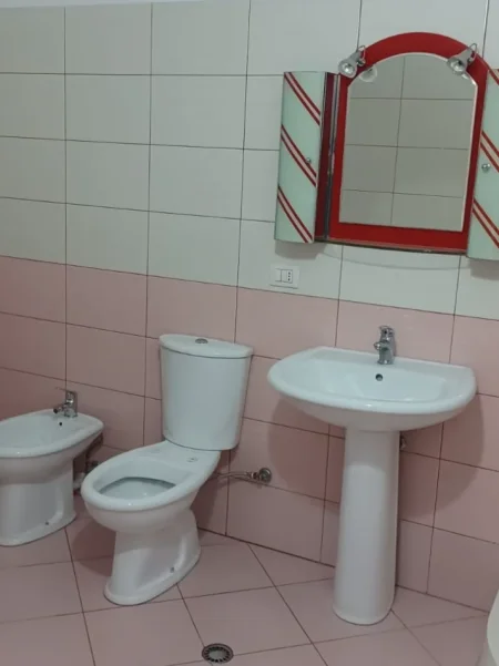 Tirane, jepet me qera apartament 2+1+Ballkon Kati 4, 101 m² 400 € (Fresk)