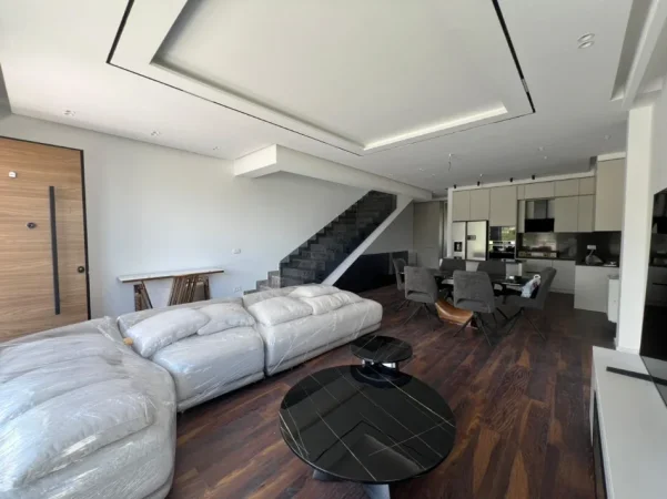 Tirane, jepet me qera Vile 3 Katshe , 4.000 € (Liqeni i Thatë)