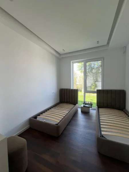 Tirane, jepet me qera Vile 3 Katshe , 4.000 € (Liqeni i Thatë)