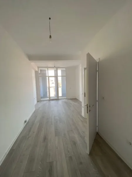 Tirane, jepet me qera zyre Kati 6, 72 m² 700 € (KOMUNA E PARISIT)