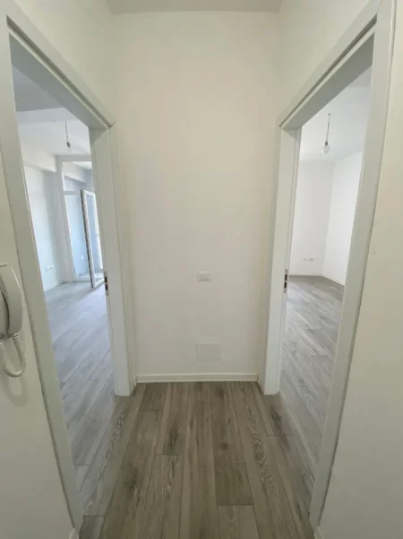 Tirane, jepet me qera zyre Kati 6, 72 m² 700 € (KOMUNA E PARISIT)