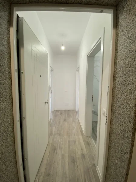 Tirane, jepet me qera zyre Kati 6, 72 m² 700 € (KOMUNA E PARISIT)