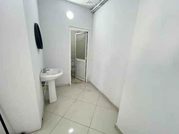 Tirane, jepet me qera ambjent biznesi Kati 2, 160 m² 2.000 € (teodor keko)