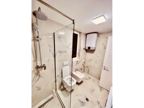 Tirane, shitet apartament 1+1+Ballkon Kati 4, 44 m² 175.000 € (Bllok)