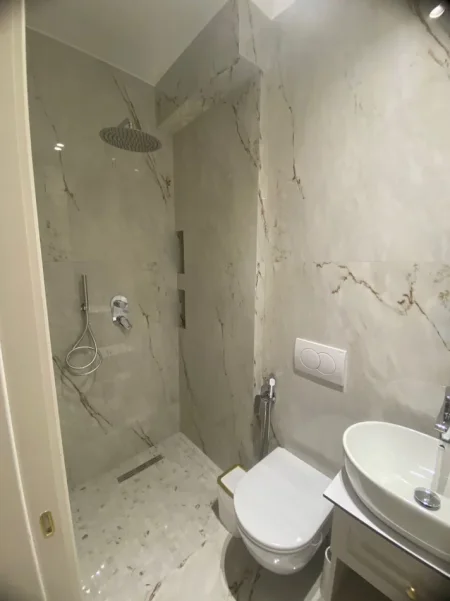 Tirane, jepet me qera ambjent biznesi Kati 1, 93 m² 1.600 € (Liqeni i Thate)