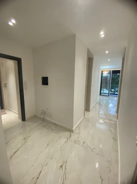 Tirane, jepet me qera ambjent biznesi Kati 1, 93 m² 1.600 € (Liqeni i Thate)