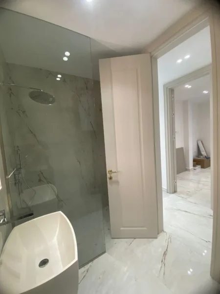 Tirane, jepet me qera ambjent biznesi Kati 1, 93 m² 1.600 € (Liqeni i Thate)