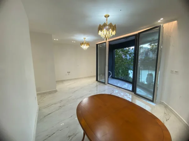Tirane, jepet me qera ambjent biznesi Kati 1, 93 m² 1.600 € (Liqeni i Thate)