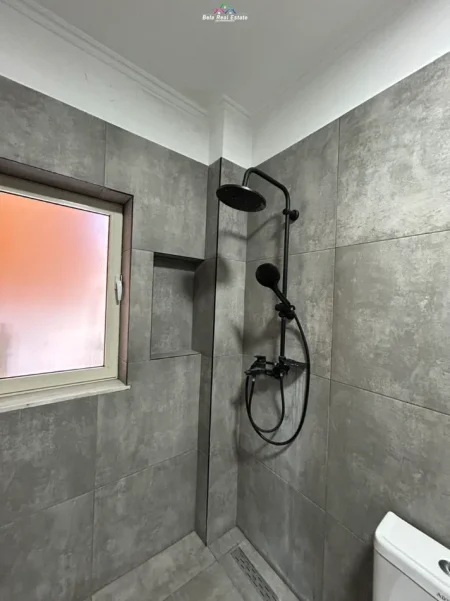 Tirane, jepet me qera apartament 1+1+Ballkon Kati 1, 70 m² 620 € (siri kodra)