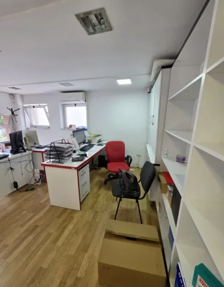 Tirane, jepet me qera ambjent biznesi Kati 0, 30 m² 600 € (delijorgji)