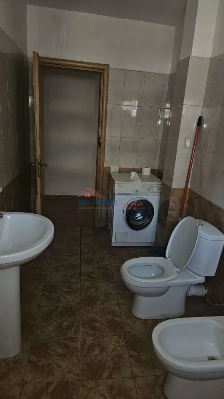 Tirane, jepet me qera apartament 2+1+Ballkon Kati 8, 80 m² 550 € (21 Dhjetori)