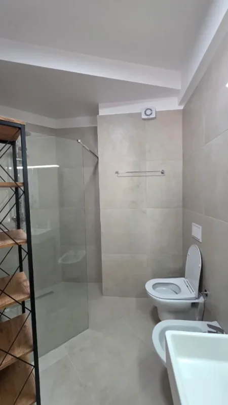 Tirane, jepet me qera apartament 1+1 Liqeni i thate.