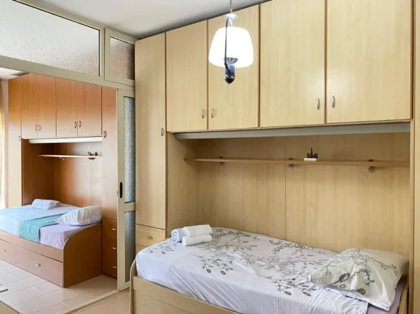 Tirane, JEPET ME QIRA Apartament Duplex 2+1 Kati 3, 145.000LEKE (RRUGA E ELBASANIT PRANE AMBASADES AMERIKANE)