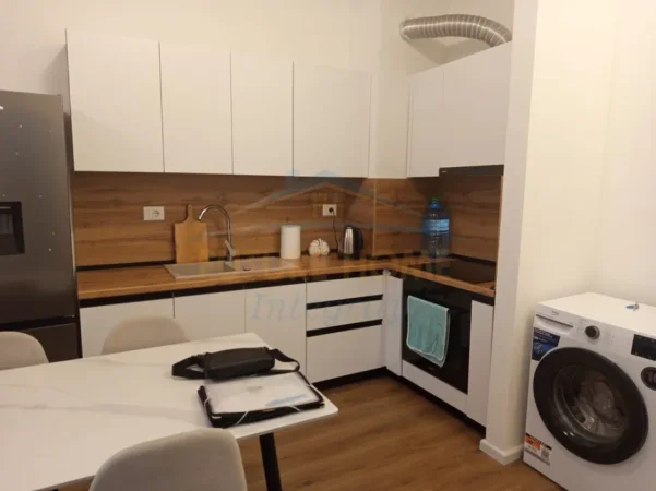 Tirane, jepet me qera apartament 1+1+Ballkon Kati 2, 400 € (Ali Demi, Kompleksi Kadiu)