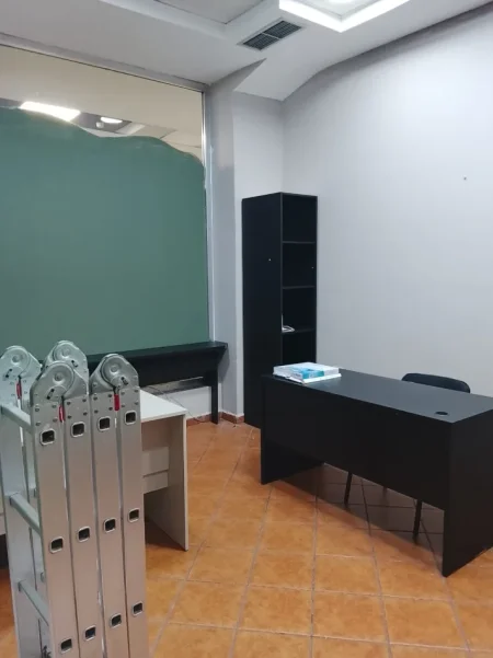 Tirane, jepet me qera ambjent biznesi Kati 2, 25 m² 30.000 LEKE (BULEVARDI ZOGU I)