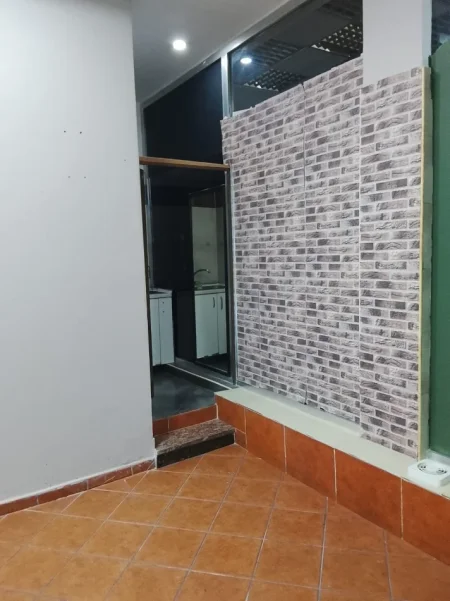 Tirane, jepet me qera ambjent biznesi Kati 2, 25 m² 30.000 LEKE (BULEVARDI ZOGU I)