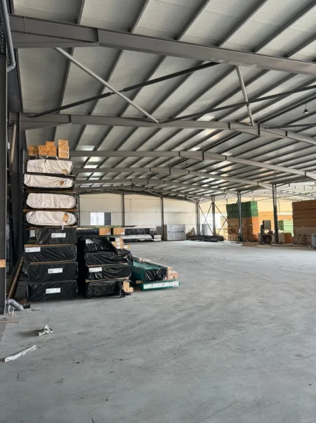 Durres, jepet me qera ambjent biznesi , 4.000 m² (Mbikalimi i Shkozetit)