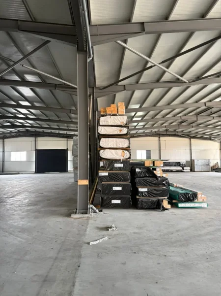 Durres, jepet me qera ambjent biznesi , 4.000 m² (Mbikalimi i Shkozetit)
