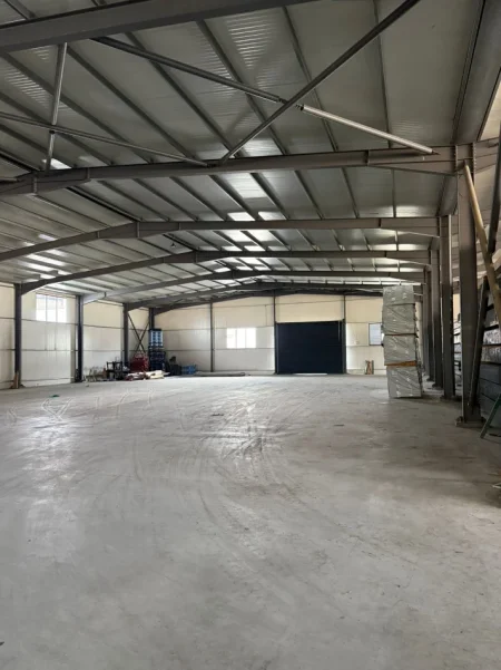 Durres, jepet me qera ambjent biznesi , 4.000 m² (Mbikalimi i Shkozetit)