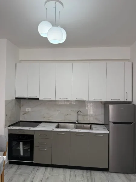 Tirane, jepet me qera apartament 1+1 Kati 9, 65 m² 500 € (Rruga Sokrat Miho)