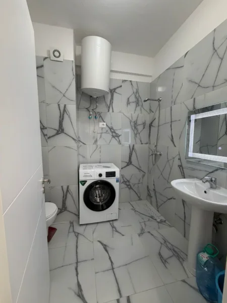 Tirane, jepet me qera apartament 1+1 Kati 9, 65 m² 500 € (Rruga Sokrat Miho)