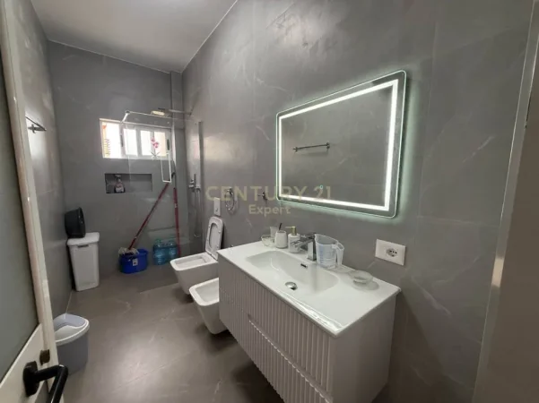 Tirane, jepet me qera apartament 2+1+Ballkon Kati 5, 75 m² 600 € 