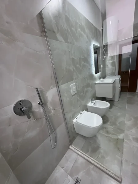 Tirane, jepet me qera apartament 1+1+Ballkon Kati 2, 60 m² 500 € 
