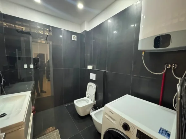 Tirane, jepet me qera apartament 2+1 Kati 4, 73 m² 800 € (Ish Ekspozita)