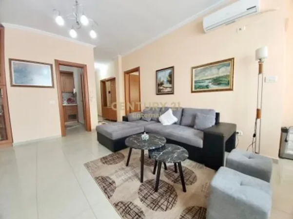 Tirane, jepet me qera apartament 1+1 Kati 3, 80 m² 700 € (garda)