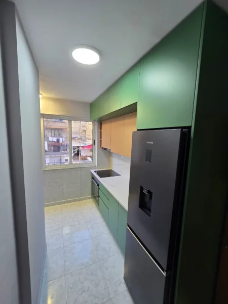 Tirane, jepet me qera apartament 1+1 Kati 2, 56 m² 550 € (PRANE RESTORANTIT PIRRO MANI)