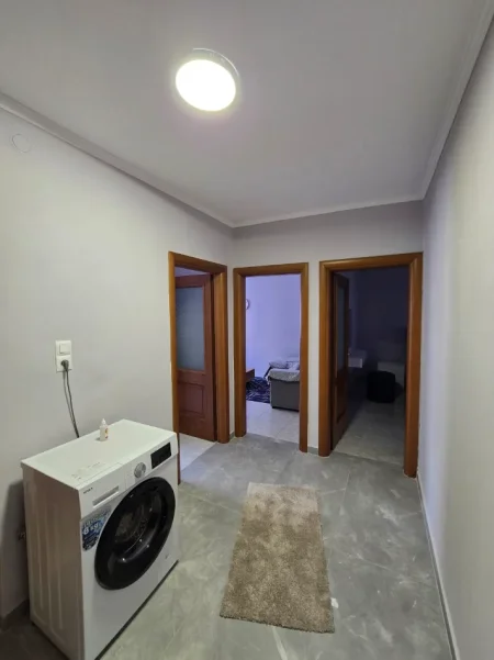 Tirane, jepet me qera apartament 1+1 Kati 2, 56 m² 550 € (PRANE RESTORANTIT PIRRO MANI)