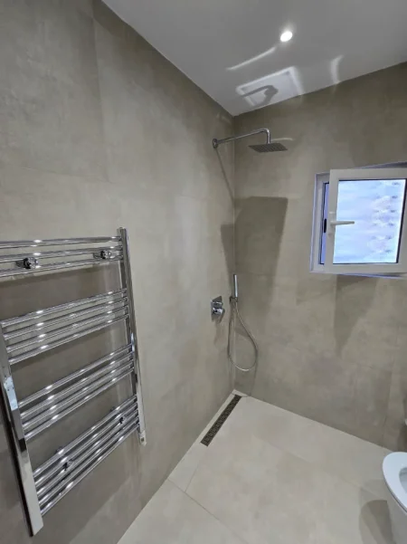Tirane, jepet me qera apartament 1+1 Kati 2, 56 m² 550 € (PRANE RESTORANTIT PIRRO MANI)
