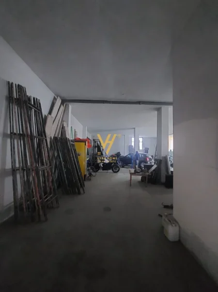 Tirane, jepet me qera magazine Kati 0, 180 m² 1.200 € (FUSHA E AVIACIONIT)
