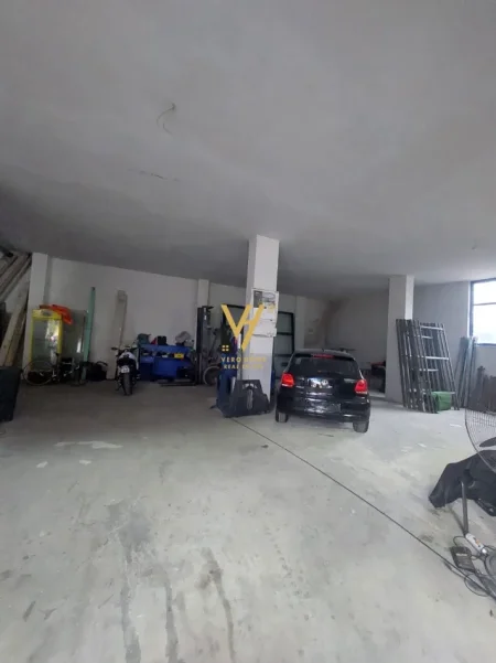 Tirane, jepet me qera magazine Kati 0, 180 m² 1.200 € (FUSHA E AVIACIONIT)