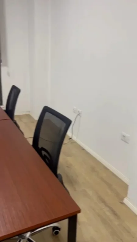 Tirane, jepet me qera ambjent biznesi Kati 5, 65 m² 600 € (Bulevardi i Ri)