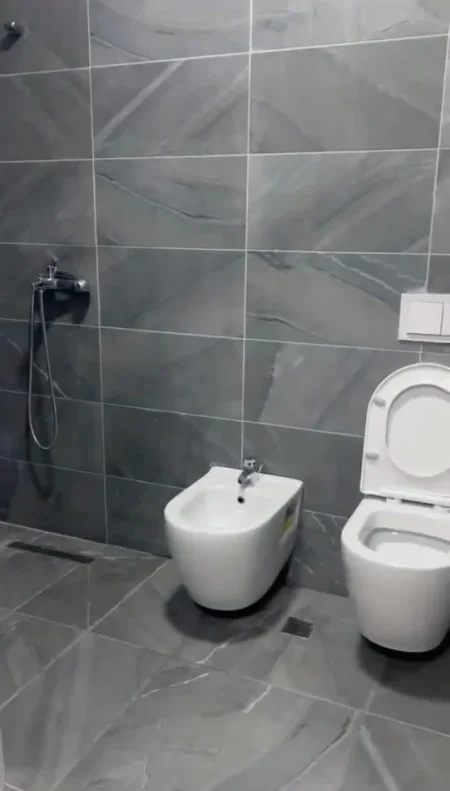 Tirane, jepet me qera ambjent biznesi Kati 5, 65 m² 600 € (Bulevardi i Ri)