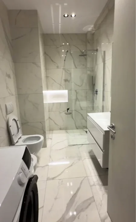 Tirane, jepet me qera apartament 1+1 Kati 1, 65 m² 600 € (STACIONI I TRENIT)