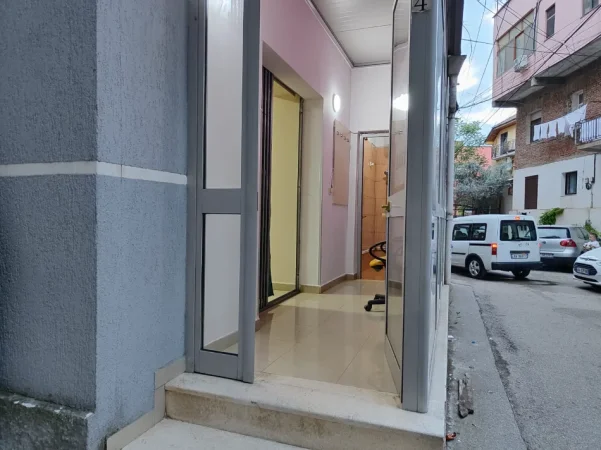 Tirane, jepet me qera garsonier 1+1 Kati 1, 28 m² 300 € (Ngjitur me Medresen)