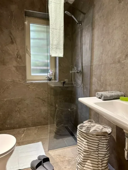 Tirane, jepet me qera apartament 1+1 Kati 2, 60 m² 600 € (LIQENII ARTIFICIAL)