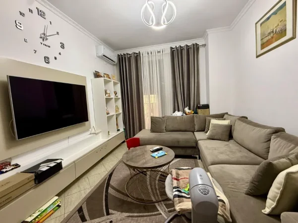 Tirane, shitet apartament 1+1+Ballkon Kati 2, 56 m² 99.000 € (Rruga e Qelqit)