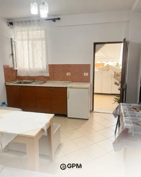 Tirane, jepet me qera apartament 1+1 , 400 € 